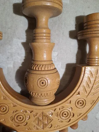 Candelabro in legno intagliato