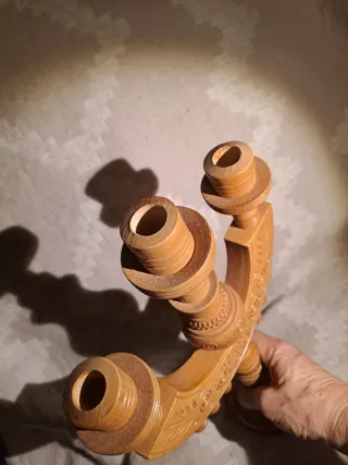 Candelabro in legno intagliato