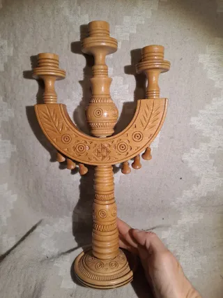 Candelabro in legno intagliato