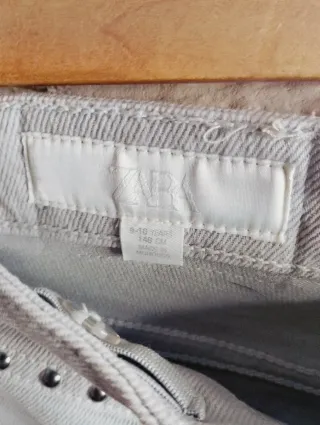 Pantalón niña gris con tachuelas