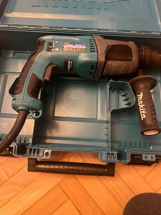 Taladro Percutor Makita HR2230 con Maletín