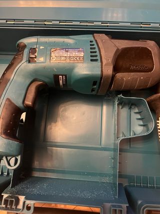 Taladro Percutor Makita HR2230 con Maletín