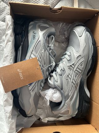 Asics Gel NYC Talla 39.5-40  A estrena Plata/Negro