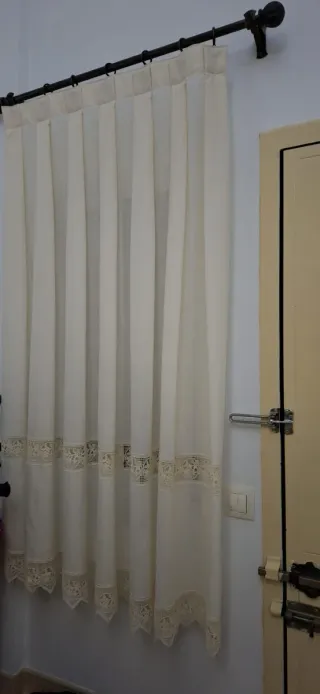 Cortina de tela beige con encaje