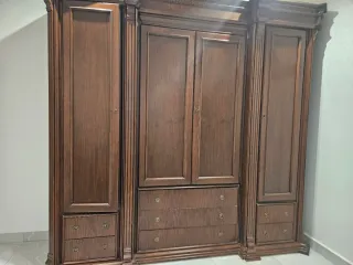 Armario de madera maciza