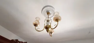 Lámpara de techo dorada y transparente