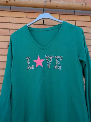 Camiseta verde con estrella rosa talla L