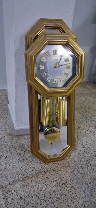 Reloj de pared octogonal dorado