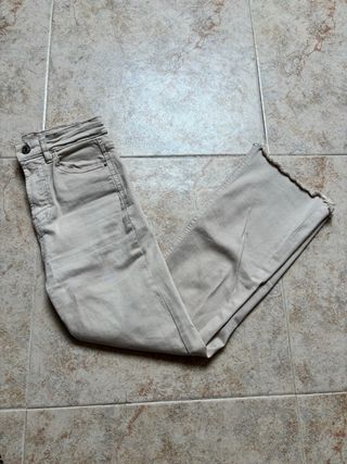 Pantalón vaquero Stradivarius beige