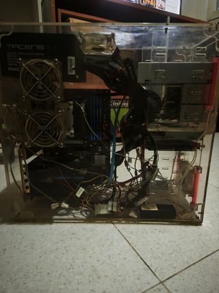 Ordenador sobremesa metacrilato