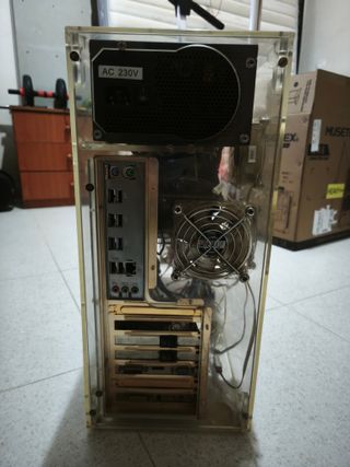 Ordenador sobremesa metacrilato