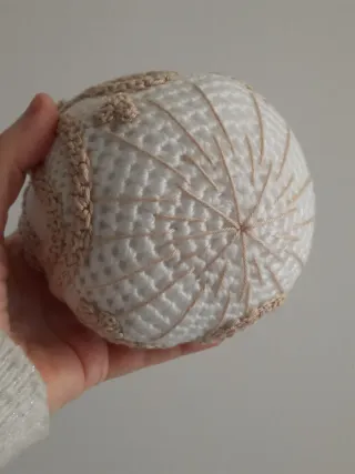 Decorazione Sfera amigurumi Beige e Bianca