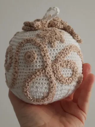Decorazione Sfera amigurumi Beige e Bianca