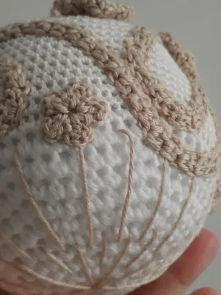 Decorazione Sfera amigurumi Beige e Bianca