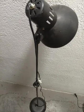 Lámpara de pie negra