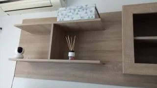 Mueble de salón modular madera y blanco