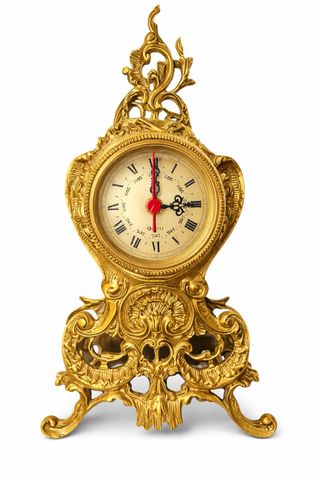 Reloj de sobremesa dorado estilo antiguo