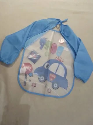 Bavaglino per bambini con maniche e design auto