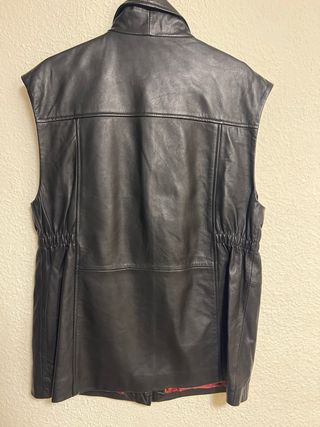 Chaleco de cuero negro