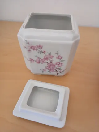 Tarro de porcelana y cuenco de cerámica