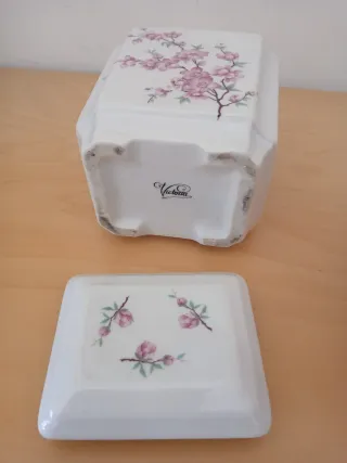 Tarro de porcelana y cuenco de cerámica