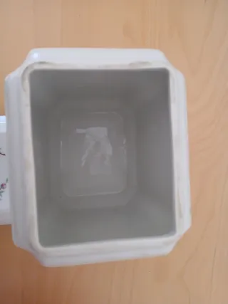 Tarro de porcelana y cuenco de cerámica