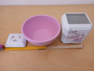 Tarro de porcelana y cuenco de cerámica