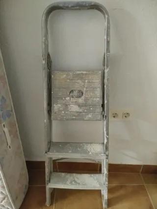 Escalera corta de aluminio