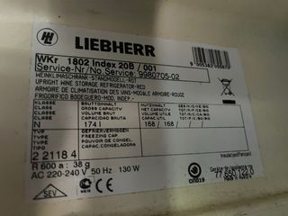Vinoteca Liebherr 87 cm alto puerta cristal