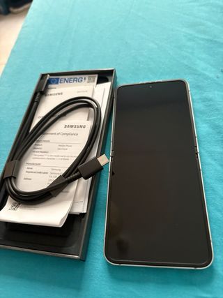 Samsung Galaxy Z Flip 7 in ottime condizioni come nuovo
