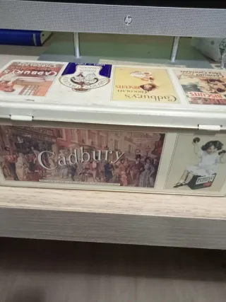 Caja Metálica Decorada Cadbury