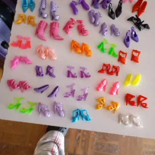 Lote 60 pares zapatos y botas Barbie