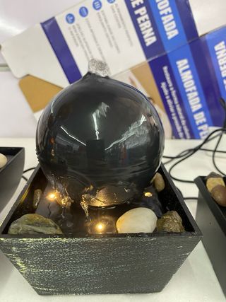 Fonte de água decorativa com luzes