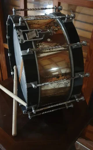 Tambor caja tradicional con baquetas