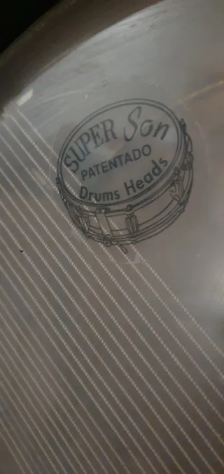 Tambor caja tradicional con baquetas