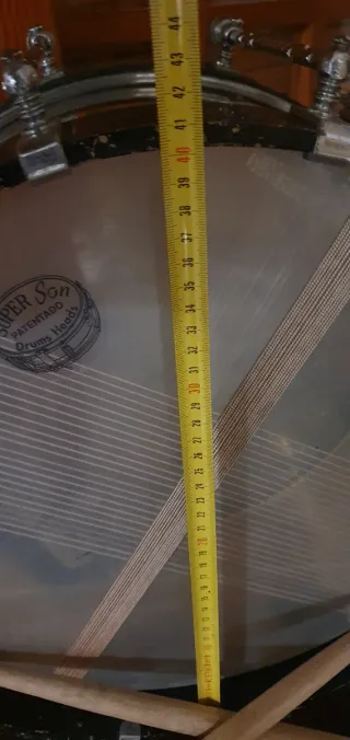 Tambor caja tradicional con baquetas