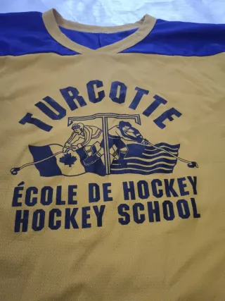 Camiseta Vintage Turcotte Hockey School