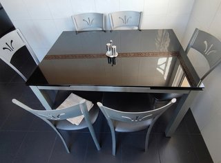 SUPER CHOLLO Mesa cristal negro y 6 sillas