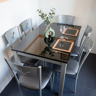 SUPER CHOLLO Mesa cristal negro y 6 sillas