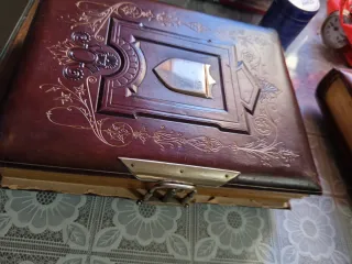 Álbum de fotos antiguo con escudo