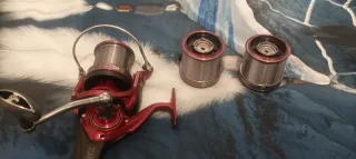 Carrete Daiwa emblem surf 45 spool con tres bobina