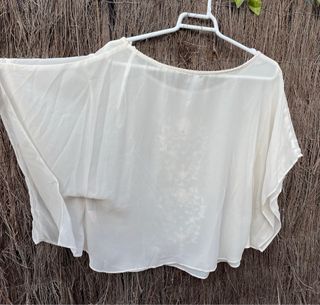 Blusa con manga capa bordada en color crema