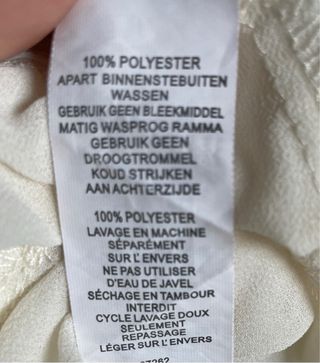 Blusa con manga capa bordada en color crema