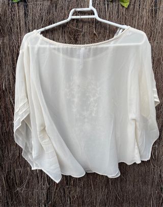 Blusa con manga capa bordada en color crema