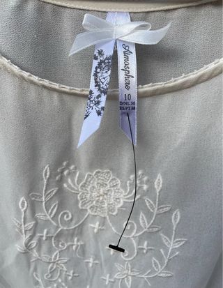 Blusa con manga capa bordada en color crema