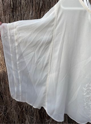 Blusa con manga capa bordada en color crema