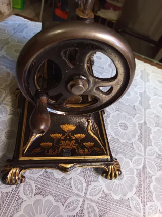 Máquina de coser antigua decorativa