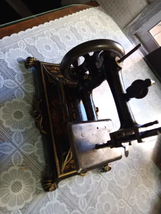 Máquina de coser antigua decorativa
