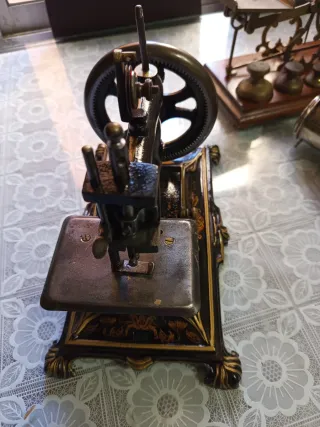 Máquina de coser antigua decorativa