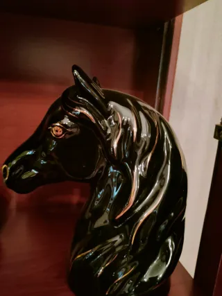 Figura caballo negro brillante